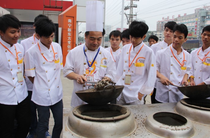 广西华南烹饪学校苏轴大师教学生抛锅