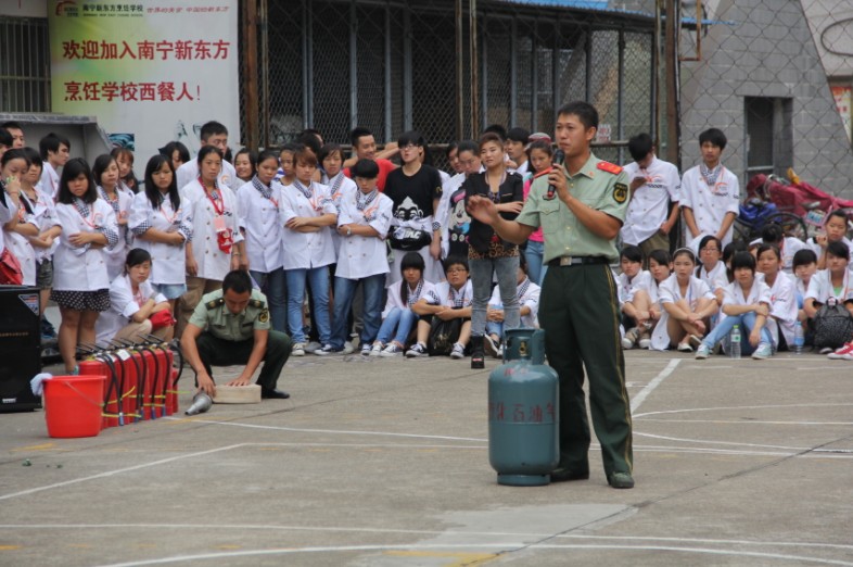 为提高学生消防安全意识 广西华南烹饪学校开展消防演习