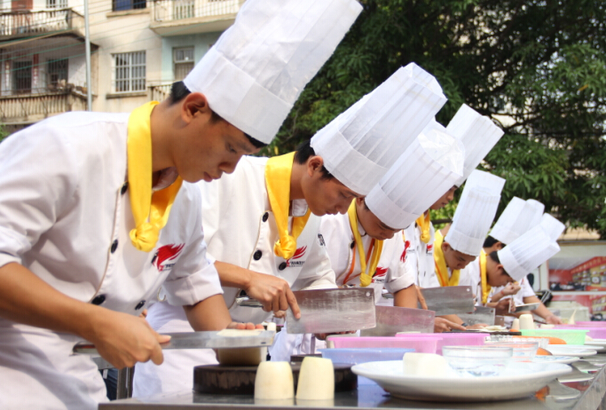 厨师招聘厨师_所以,中餐可复制的关键就在于要解决传统中餐烹饪对厨师过度依赖的