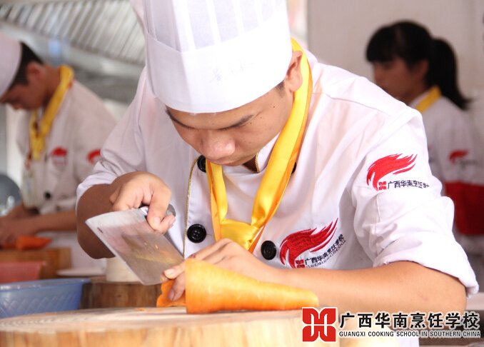 大刀花切法全神贯注"民以食为天,更要以质为先.