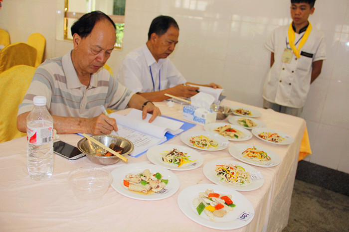 本次的考官著名烹饪大师何逸奎